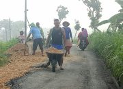 Prihatin Jalan Berlubang, Warga Gedebeg Inisiatif Tutup dengan Grosok