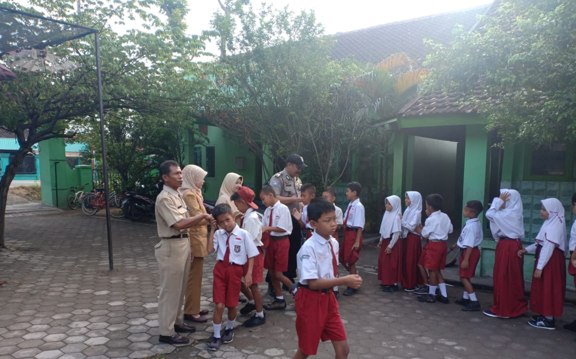 Bripka Mujianto, Bhabinkamtibmas desa Sambongwangan, Polsek Randublatung menyambangi Sekolah Dasar Negeri 3 Sambongwangan menyampaikan imbauan kamtibmas