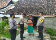 Kapolsek Jiken Bagikan Puluhan Paket Zakat Fitrah Secara Door To Door