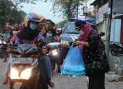 Mbak Bibi Bagikan Ratusan Paket Takjil