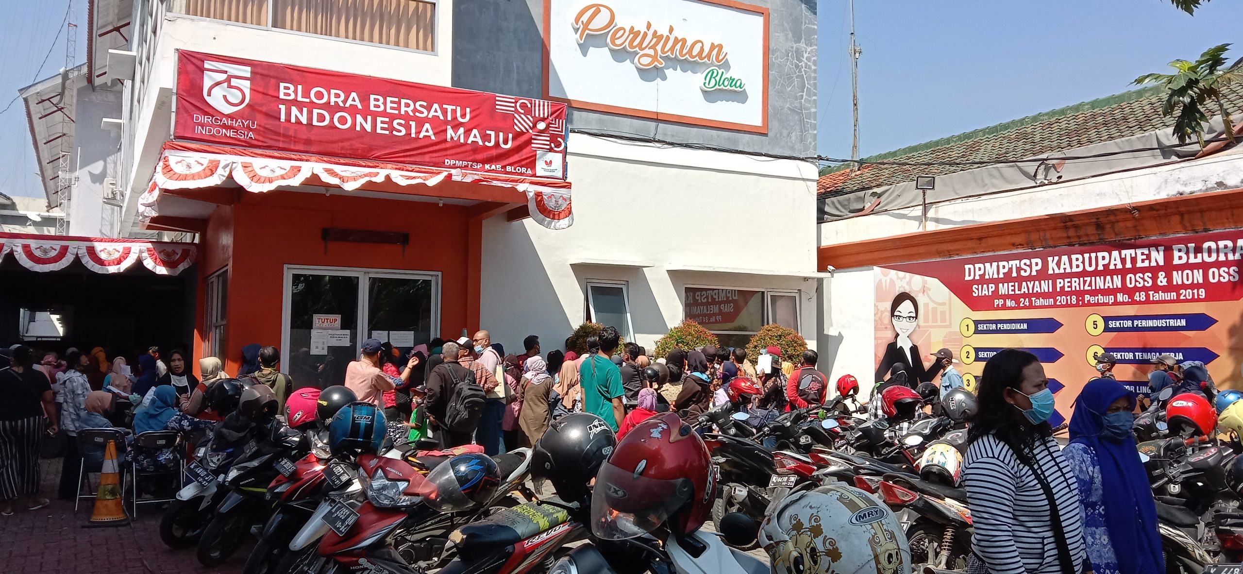 Ratusan UMKM di Kabupaten Blora berjubel dan abaikan protokol kesehatan saat mengurus ijin usaha di halaman kantor  DPMPTSP setempat