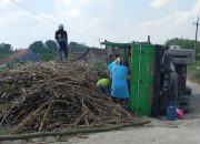 Akibat Jalan Rusak, Truk Muatan Tebu Terguling