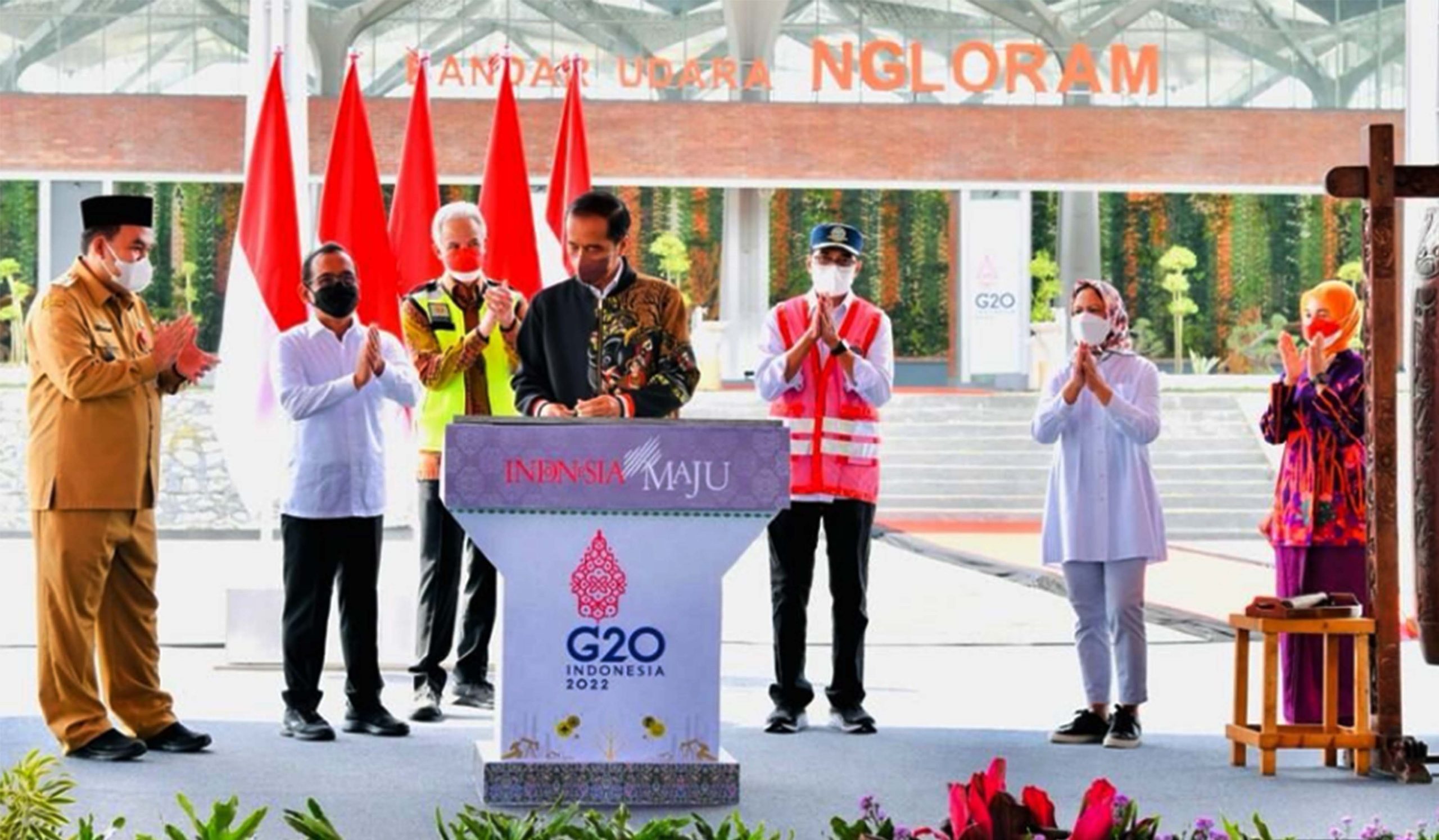 Presiden Joko Widodo bersama Ibu Iriana Joko Widodo meninjau sekaligus meresmikan Bandar Udara Ngloram, Kabupaten Blora, Jawa Tengah