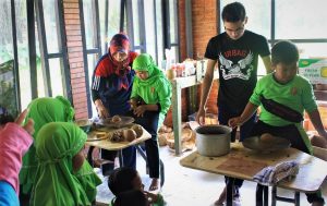 Wisata Edukasi di Griya Keramik Balong. Belajar dan Bermain
