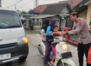Berbagi Berkah Ramadhan, Polsek Kradenan Bagikan Takjil Gratis