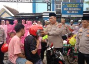 Ramadan Penuh Berkah, Polres Blora Bagikan Takjil dan Helm Gratis ke Pengendara