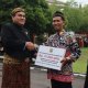 Pimpin Hardiknas, Bupati Blora : Serahkan Santunan Serta Bantuan Pendidikan