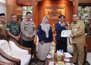 Bupati Serahkan Ijazah Mahasiswa Pem Akamigas