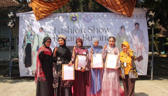 Gelar Fashion Show, SMKN 2 Blora Wujudkan Pembelajaran Berbasis Karya dan Kreativitas