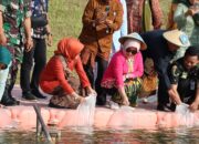 Rayakan Hari Kartini dan HKG ke-54, PKK Blora Tebar 2.000 Ikan dan Tanam Pohon di Randugunting