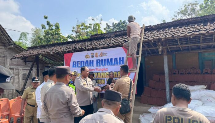 Sambut HUT Bhayangkara ke-80, Polres Blora Bedah Tiga Rumah Warga Kurang Mampu