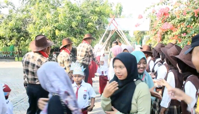 MPLS Kreatif SDN Sendanggayam Curi Perhatian, Murid Baru Disambut Pedang Pora