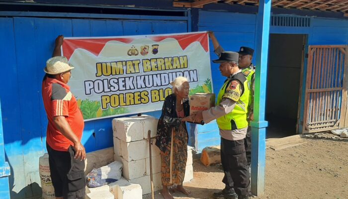 Jumat Berkah Polsek Kunduran, Berbagi dan Berikan Edukasi