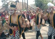 Punakawan Meriahkan Karnaval HUT ke-81 RI di Rowobungkul