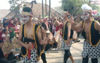 Punakawan Meriahkan Karnaval HUT ke-81 RI di Rowobungkul