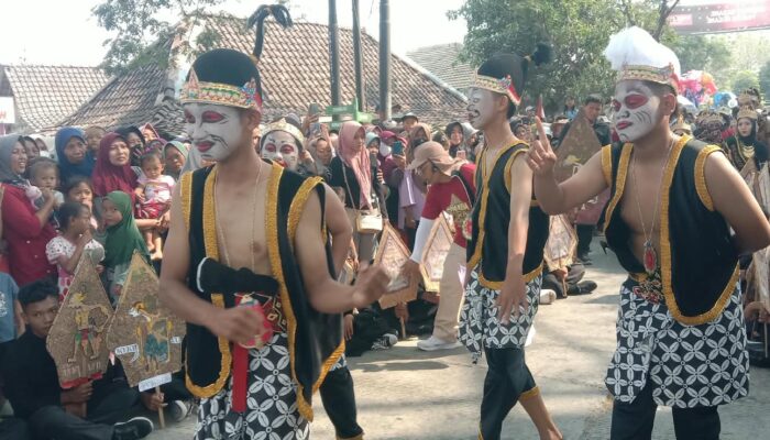 Punakawan Meriahkan Karnaval HUT ke-81 RI di Rowobungkul