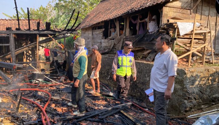 Diduga Dipicu Bara Pawon, Rumah Warga Dologan Blora Hangus Terbakar