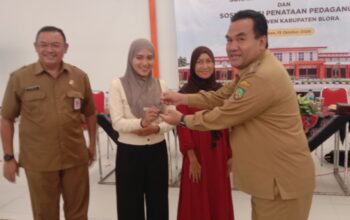 Pasar Baru Ngawen Siap Ditempati, Bupati Blora Serahkan Kunci Kios kepada Pedagang