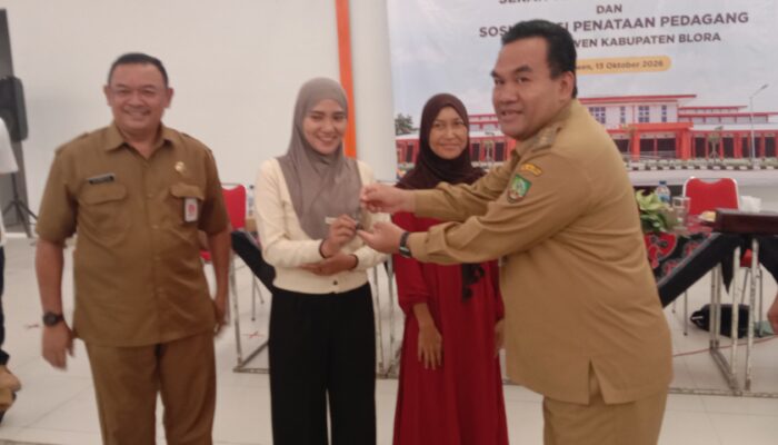 Pasar Baru Ngawen Siap Ditempati, Bupati Blora Serahkan Kunci Kios kepada Pedagang